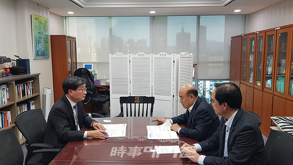 광양시 정현복 시장은 14일(목) 국회를 전해철위원 사무실을 방문해 예결위원 등을 만나 내년도 지역 현안 사업의 국비 예산 반영을 건의했다.(사진_광양시청)