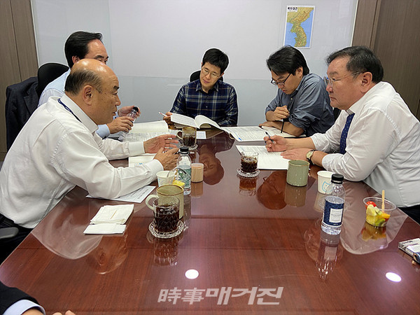 광양시 정현복 시장은 14일(목) 국회를 김태년위원 사무실을 방문해 예결위원 등을 만나 내년도 지역 현안 사업의 국비 예산 반영을 건의했다.(사진_광양시청)