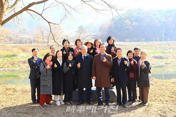 지난 28일 유근기 곡성군수와 곡성교육지원청 허성균 교육장, 지역 유·초중고 14개 학교장들이 이례적으로 한 자리에 모여 지역 교육에 대해 이야기를 나눴다.(사진_곡성군청)