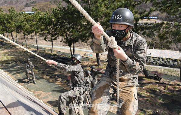 12일(목), 해군교육사령부 야전교육대대에서 실시한 '664기 해군병 야전교육훈련'에서 664기 해군병이 각개전투 훈련을 하고 있다. (사진_해군교육사령부)