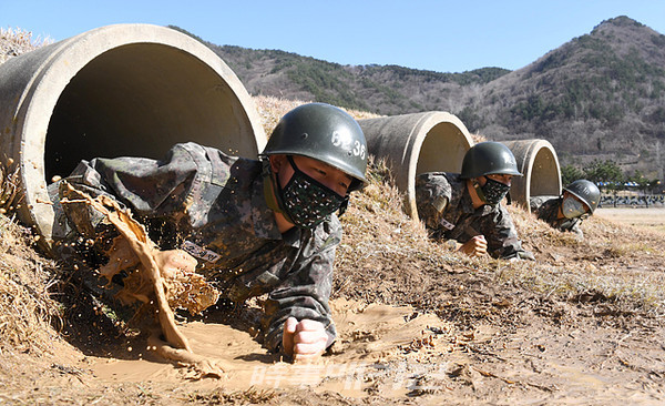 12일(목), 해군교육사령부 야전교육대대에서 실시한 '664기 해군병 야전교육훈련'에서 664기 해군병이 각개전투 훈련을 하고 있다. (사진_해군교육사령부)