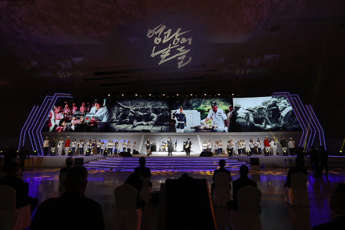 6․25전쟁 70주년 ‘유엔군 참전의 날’ 기념식에서 리틀엔젤스 예술단, 몽니 밴드, 국방부 중창단이 기념공연을 하고 있다. (사진_김형석 기자)
