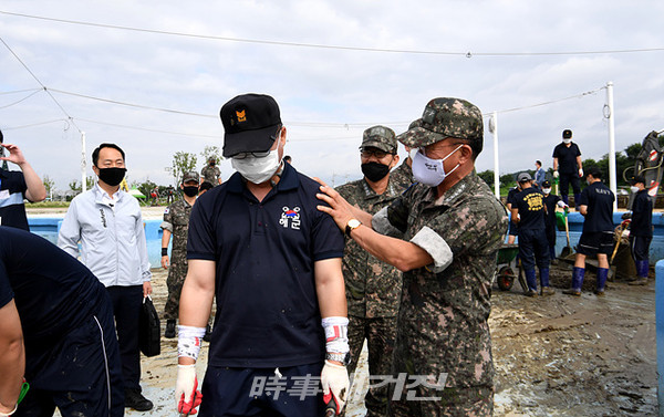 해군 부석종 참모총장은 “13일 평택시 진위천 유원지 수해 피해복구지원 현장을 찾아 지원활동에 매진하고 있는 해군 2함대 장병들을 격려하고 현장 지원사항을 점검했다”고 밝혔다.(사진_해군)