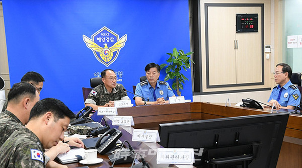 해군 부석종 참모총장은 “13일 평택시 진위천 유원지 수해 피해복구지원 현장을 찾아 지원활동에 매진하고 있는 해군 2함대 장병들을 격려하고 현장 지원사항을 점검했다”고 밝혔다.사진은 인천 해양경찰청 김홍희 해양경찰청장(치안총감)을 예방하고 상호 협력 방안을 논의했다.(사진_해군)