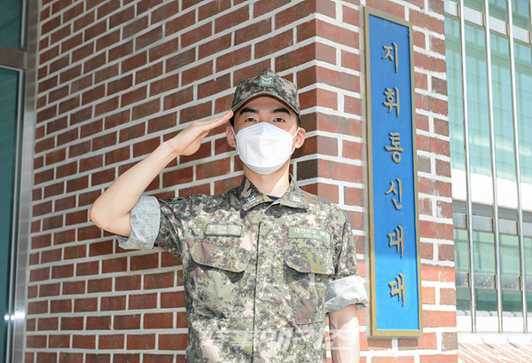 해군 1함대사령부 지휘통신대대 소속 이병일 하사는 “9월 4일 서울 모 병원에서 백혈병과 싸우고 있는 환자에게 자신의 조혈모세포를 기증해 ‘생명나눔’을 실천했다”고 밝혔다. 사진은 생면부지의 백혈병 환자에게 조혈모세포 기증으로 생명나눔에 앞장선 해군 1함대 지휘통신대대 이병일 하사가 부대 앞에서 경례하는 모습이다.(사진_해군1함대사령부)