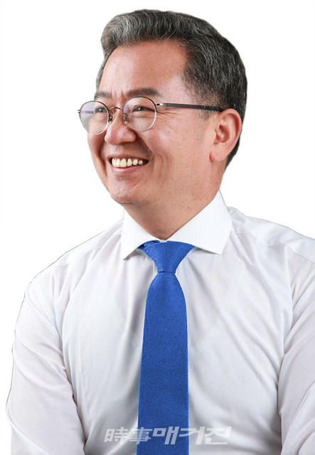 국회 과학기술정보방송통신위원회 더불어민주당 이용빈 국회의원(광주 광산갑)이 방송통신위원회로부터 제출받은 국정감사 자료에 따르면, 네이버 웹툰은 시장지배적 플랫폼으로서 웹툰을 소비하는 청소년들의 인식에 큰 영향을 미치고 있으나, 불건전한 내용이 상위 인기순으로 노출되고 있다.사진은 국회 과학기술정보방송통신위원회 더불어민주당 이용빈 국회의원(광주 광산갑)이다.(사진_이용빈 국회의원 의원실)