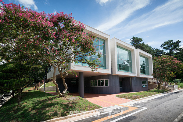 광주시립미술관은 "지역 청년작가의 창작활동을 지원하기 위해 운영중인 국제레지던시의 2021년 입주작가를 공모를 통해 선발한다"고 17일 밝혔다.사진은 국제레지던시 스튜디오 전경이다.(사진_광주시립미술관)