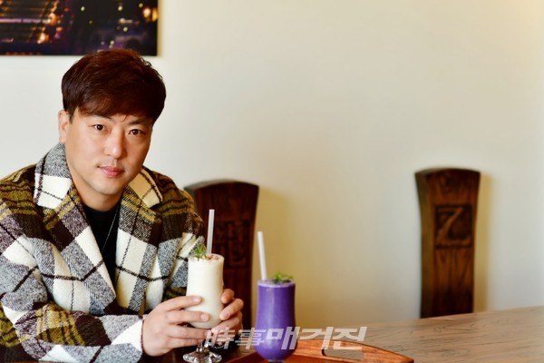 친환경 디저트 카페인 ‘두뷰카페(Doo-View Cafe)’는 슈퍼푸드의 대명사인 프리미엄 전두부를 베이스로 친환경 웰빙디저트인 두부쉐이크, 아이스크림, 케이크, 마카롱 등을 판매한다. 사진은 두부쉐이크를 마시고 있는 장민기 회장.