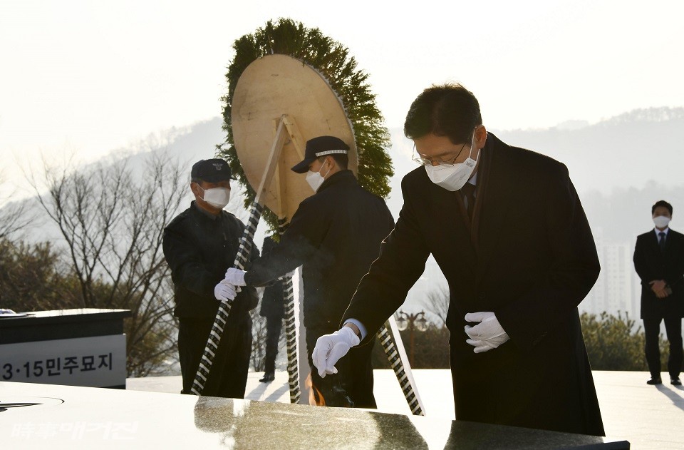 4일 오전 국립3.15민주묘지와 창원충혼탑에 참배하는 것으로 2021년 새해 업무를 시작했다.(사진_경남도청)