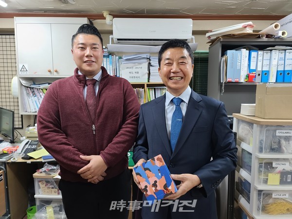 아버지의 뒤를 이어 인쇄업을 승계하겠다 밝힌 원일프린팅 김영우 대표(우)와 그의 아들 김종건(34) 과장