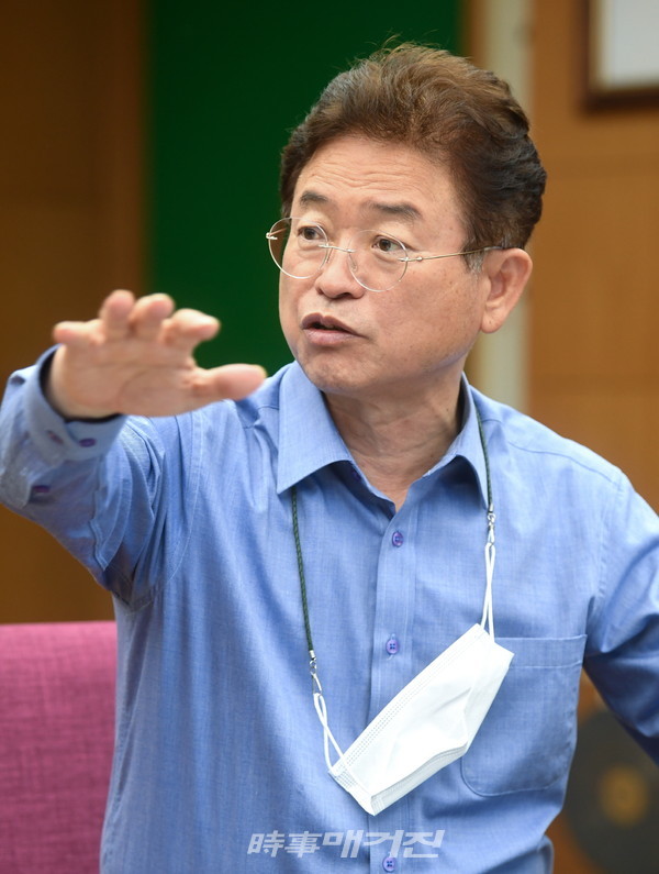 “바로 지금 도약을 준비하고 기회를 만들어 내야 한다”는 이철우 경상북도 도지사는 경북의 변화와 혁신을 강조한다.(사진_경북도청)