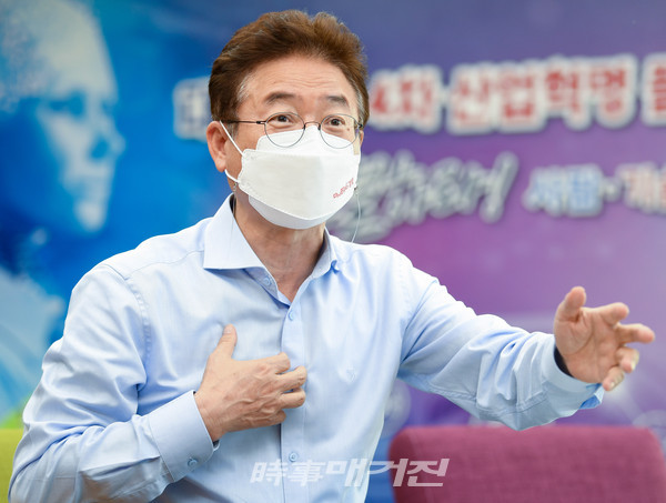 “통합신공항은 대구경북이 지금까지 경험하지 못한 새로운 역사를 펼쳐 보일 것”이라 말하는 이철우 도시자.(사진_경북도청)