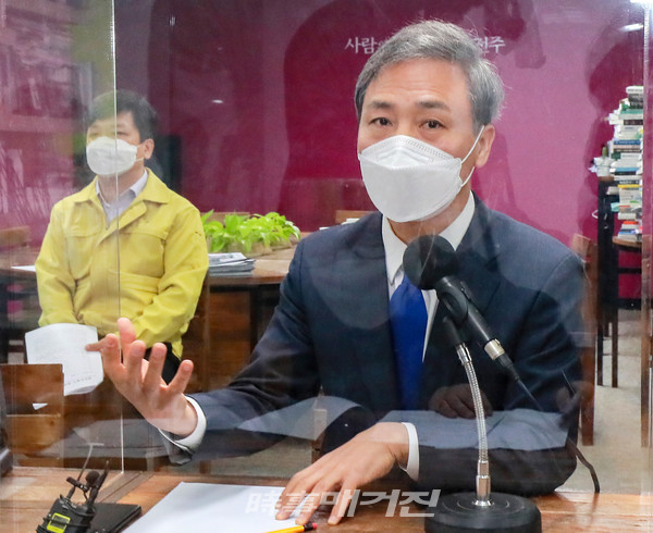 지난달 10일 전북 전주시 전주시청 시장실에서 김승수 전주시장이 특례시 지정 기준 관련 기자간담회를 열고 질의에 답변하고 있다. 이날 김승수 전주시장은 “국회를 통과한 지방자치법 개정안으로 인해 국가 불균형을 가속화 할 특례시 지정 기준이 만들어졌다.”고 주장했다.(사진_뉴시스)