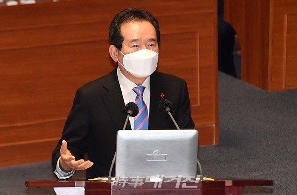 정세균 국무총리가 8일 오전 국회에서 열린 신종 코로나바이러스 감염증(코로나19)로 인한 방역실태, 백신 수급 상황 및 접종 시기에 대한 긴급현안질문에에 참석해 질문에 답변하고 있다.(사진_공동취재단)