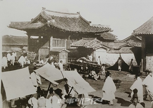 1619년(광해군 11)에 종각이 구한말 고종 대까지 이른다. (사진_안나겸 사회부 기자)1895년(고종 32) 3월15일 옛 종각이 ‘보신각’이란 새로운 현판을 내걸었다. (사진_안나겸 사회부 기자)