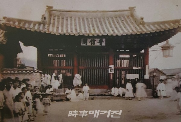 1619년(광해군 11)에 종각이 구한말 고종 대까지 이른다. (사진_안나겸 사회부 기자)1895년(고종 32) 3월15일 옛 종각이 ‘보신각’이란 새로운 현판을 내걸었다. (사진_안나겸 사회부 기자)