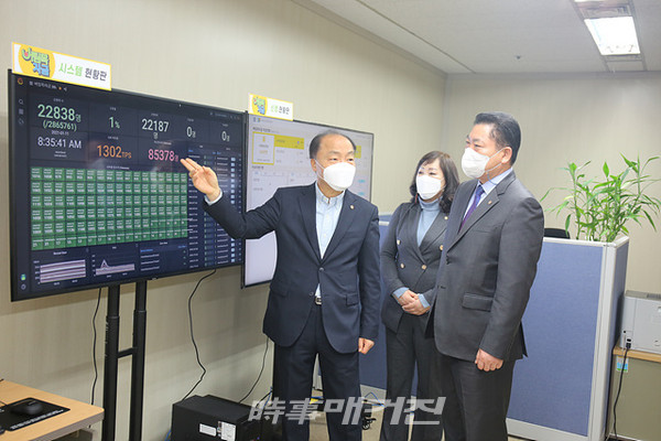 소상공인시장진흥공단 조봉환 이사장은 “11일(월), 소진공 본부 내 설치된 재난지원본부를 방문하여 금일 오전 8시부터 시작된 ‘소상공인 버팀목자금’의 접수 현황을 확인하고 담당 직원들을 독려했다”고 밝혔다.(사진_소상공인시장진흥공단)