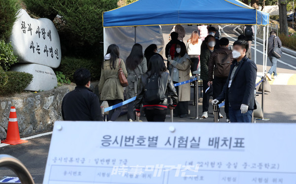 3.2% 경제 성장이라는 전망에 비해 고용전망은 여전히 비관적이다. 기획재정부가 발표한 ‘2021년 경제정책방향’에 따르면 지난해와 올해의 전년 대비 취업자 수 증가폭은 각각 –22만 명, 15만 명이다. 이는 지난 2019년의 절반수준이다.(사진_뉴시스)