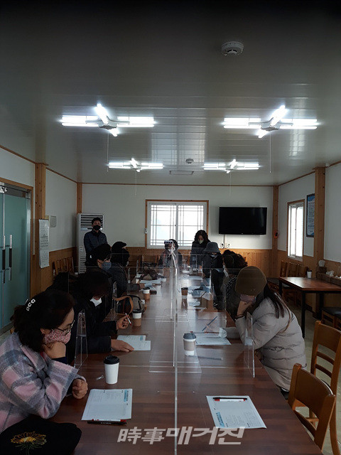 1004섬 신안군은 “증도면 여성단체협의회(회장 안미영)에서 지난 19일 협의회 총회를 임원진 11명만 참석하고, 회원 43명은 서면으로 의견을 제출하는 방식으로 총회를 개최했다”고 20일 밝혔다.(사진_신안군청)