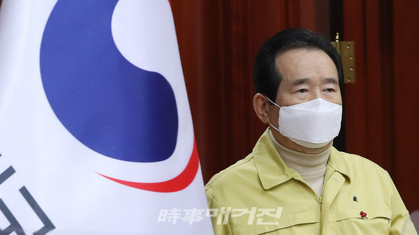 정세균 국무총리가 31일 오후 서울 종로구 정부서울청사에서 열린 코로나19 대응 중대본회의에 참석하고 있다. 이날 정 총리는 현 거리두기 단계를 설 연휴까지 2주 연장 하기로 하고 5인 모임 금지를 지속한다고 발표했다.(사진_공동취재단).