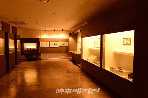 전라남도는 "코로나19로 지친 국민의 마음을 달래기 위해 ‘남도로 떠나는 문학 여행’을 주제로, 정남진 장흥 문학 기행과 고흥 조종현·조정래·김초혜 가족문학관을 3월 추천 관광지로 선정했다"고 밝혔다.사진은 전라남도 3월의 여행지 고흥 가족문학관이다.(사진_전남도청)