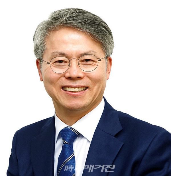 더불어민주당 민형배 국회의원(광주 광산구을)은 2일, “교육부 특별교부금 18억1천5백만원을 확보했다"고 밝혔다.사진은 더불어민주당 민형배 국회의원(광주 광산구을)이다.(사진_민형배 국회의원 의원실))