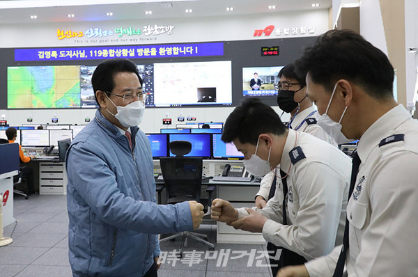 전라남도 김영록 도지사는 "장흥에 새 둥지를 튼 전남소방본부 신청사를 지난 2일 처음으로 방문해 도민의 안전을 위해 노력한 소방공무원들을 격려했다"고 밝혔다.(사진_전남도청)