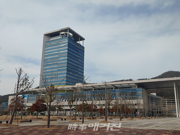 전라남도는 "블루 이코노미와 전남형 뉴딜로 더 행복한 으뜸 전남 실현을 위한 시군 아이디어와 도민의 진솔한 이야기를 수렴하기 위해 오는 12일 광양시를 시작으로 4개월여의 ‘온택트 도민과의 대화’ 대장정에 나선다"고 3일 밝혔다.(사진_전남도청)