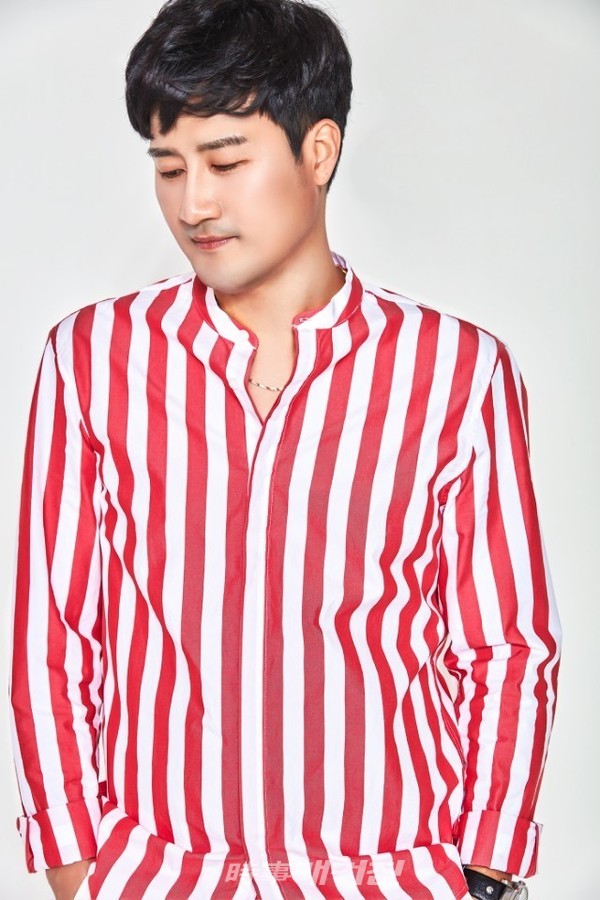자신의 노래가 많은 사람들에게 위로되고 힘이 되며 기쁨을 주는 그런 인간적이고 포근하며 같이 공감할 수 있는 가수가 되고 싶다는 가수 황유찬.