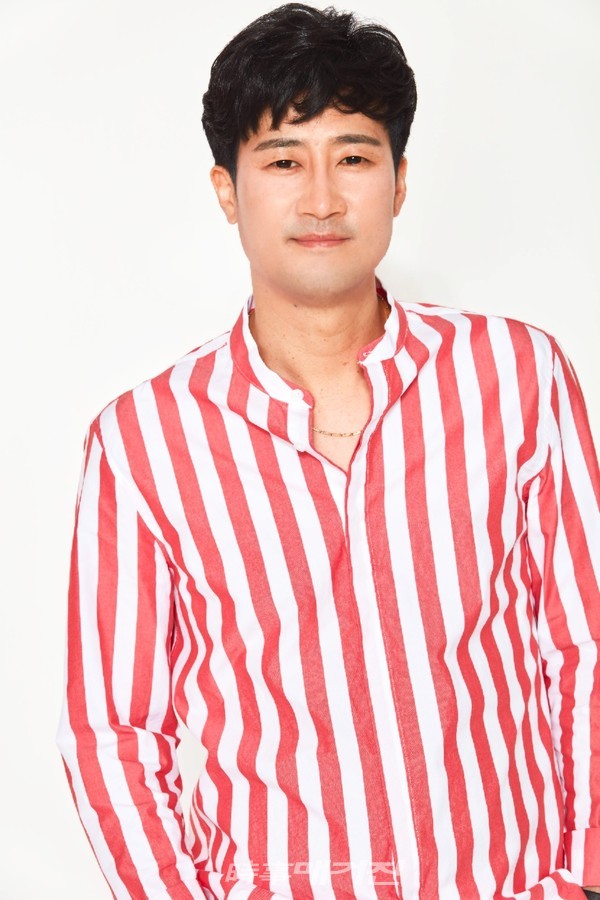 항상 최선을 다하는 가, 언제나 한결같은 가수가 되도록 노력하겠다는 가수 황유찬.