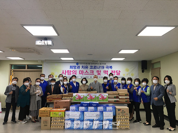 관음사(주지 소운스님)는 부처님 오신 날을 하루 앞둔 18일 300인 분의 떡을 개별 포장해 음료와 함께 관내 경로당 어르신들에게 전해달라며 충장동 행정복지센터에 기탁했다.(사진_광주시 동구)