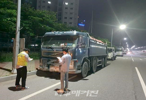 화순군 합동 단속반이 사업용 화물·여객 자동차, 건설기계의 밤샘 주차를 단속하고 있다.(사진_화순군)