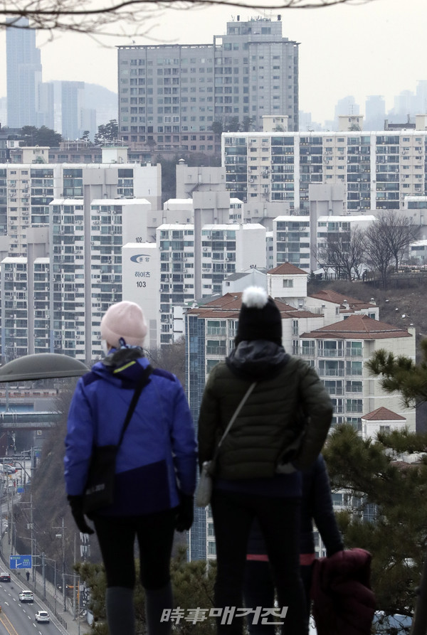 많은 사람들은 입지 좋은 곳의 구축 아파트를 보면서 ‘왜 30년 다 된 낡은 아파트를 다 사지?’라고 의문을 가진다. 허허벌판 새 아파트보다 입지 좋은 서울 한복판 낡은 아파트가 왜 더 비싼지 이해를 못 한다면 아직 부린이(부동산 어린이)라고 할 수 있겠다. 집은 현관문 안쪽이 중요한 것이 아니라 현관문 밖이 더 중요하기 때문이다.(사진_뉴시스)