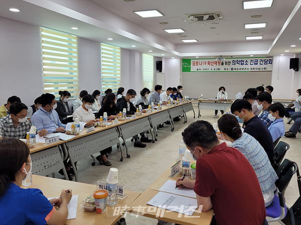 사진은 8일 화순군보건소 회의실에서 코로나19 집단감염 예방을 위한 의약업소 긴급 간담회 모습.(사진_화순군)