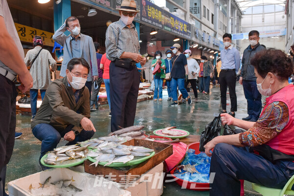 ▲ 권오봉 여수시장이 추석 명절을 앞둔 지난 11과 12일 이틀간, 중앙선어시장, 서시장 등 전통시장 4개소를 찾아 상인들을 격려하며 민생행보를 이어나갔다. (중앙선어시장 찾은 권오봉 여수시장)