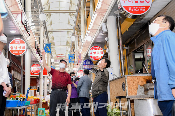 ▲ 권오봉 여수시장이 추석 명절을 앞둔 지난 11과 12일 이틀간, 중앙선어시장, 서시장 등 전통시장 4개소를 찾아 상인들을 격려하며 민생행보를 이어나갔다. (서시장 상인으로부터 불편사항을 수렴하는 권오봉 여수시장)