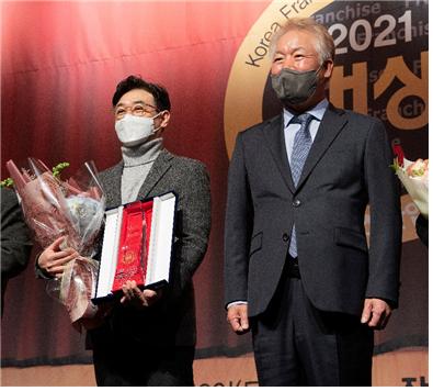 생활맥주를 운영하는 ㈜데일리비어가 제22회 한국프랜차이즈산업발전 유공 시상식에서 협회장 표창을 수상했다.