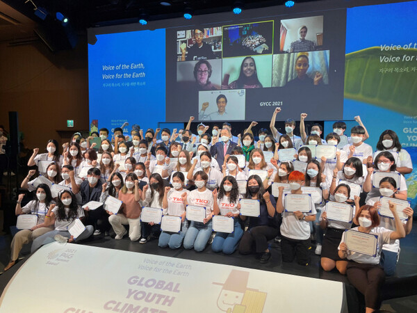 글로벌에코리더 참여 학생들이 ‘2021 피포지(P4G) 서울 녹색미래 정상회의’ 공식 사전행사에서 기념 사진을 찍고있다
