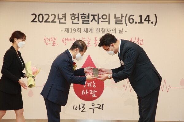 신천지예수교회가_지난 14일_대한적십자사_서울사무소에서_열린_'2022년_헌혈자의_날'_행사에서_대한적십자사_회장_표창을 수상했다.