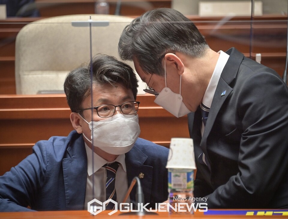 민주당 의원총회 대화 나누는 이재명-진성준