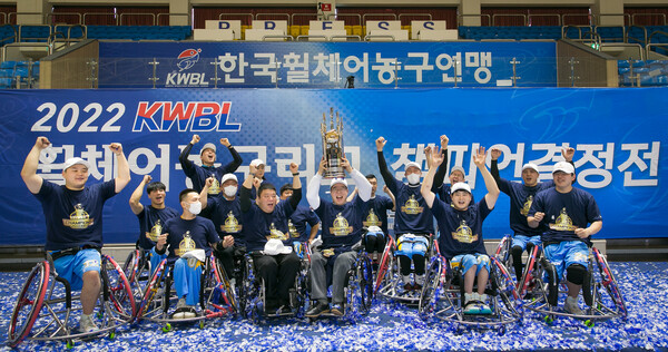 지난 11일, 춘천 호반체육관에서 열린 '2022 KWBL 휠체어농구리그' 챔피언 시상식에서 코웨이 휠체어농구단 선수들이 챔피언 모자를 던지며 우승 세리머니를 하고 있다.(사진_코웨이)
