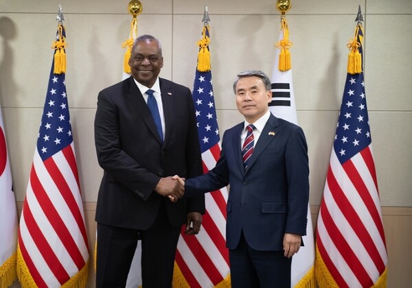 이종섭 국방부 장관과 로이드 오스틴 미국 국방 장관이 31일 오후 서울 국방부 청사에서 회담 전 악수하고 있다.(사진=국방부)