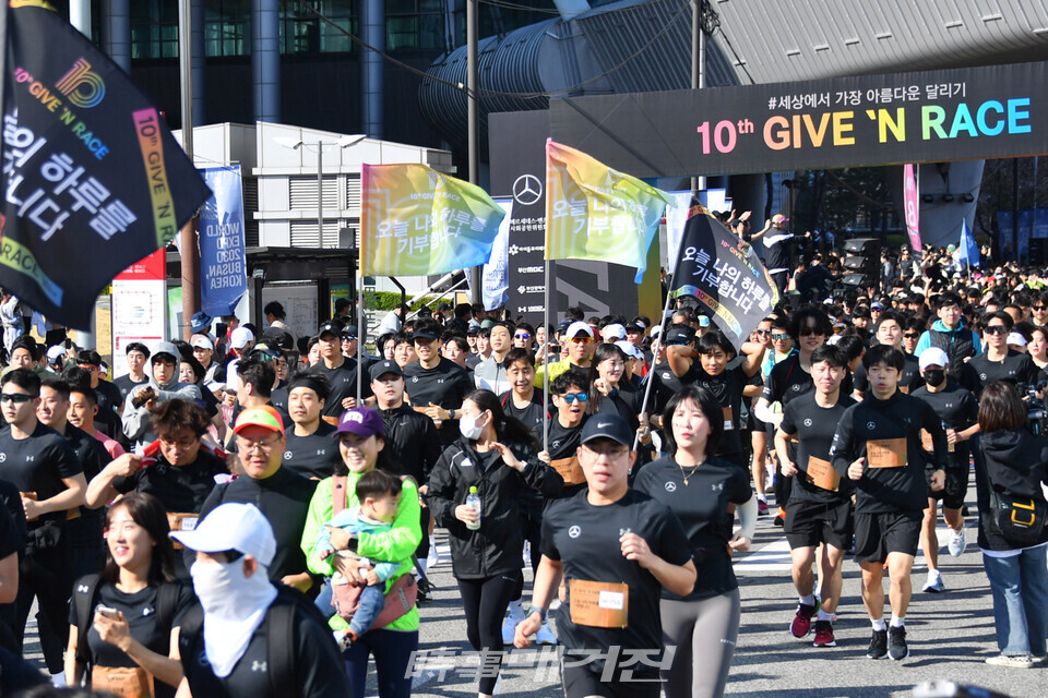 2일 아이들과미래재단에서 공동 주최하는 ‘제10회 기브앤레이스’ 마라톤 행사가 진행되고 있다.(사진_부산시)