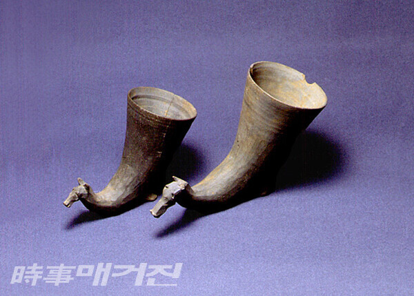도기 말머리장식 뿔잔 (陶器 馬頭飾 角杯)