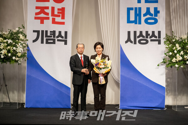 시사매거진 김길수 발행인과 기념촬영을 하고 있는 한국의희망 양향자 의원(사진_시사매거진)