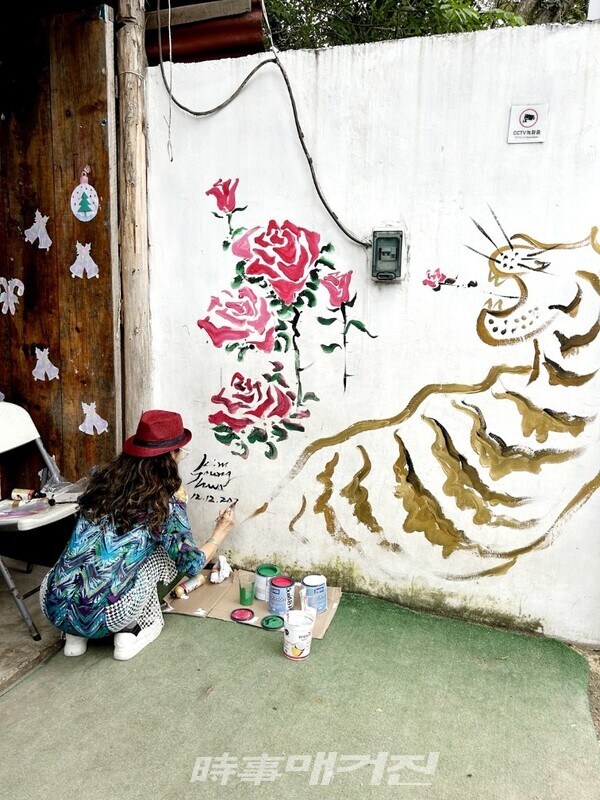 멕시코 아이들이 지내는 열악한 환경에 벽화를 그리고 있는 김 화백.(사진_본인 제공)
