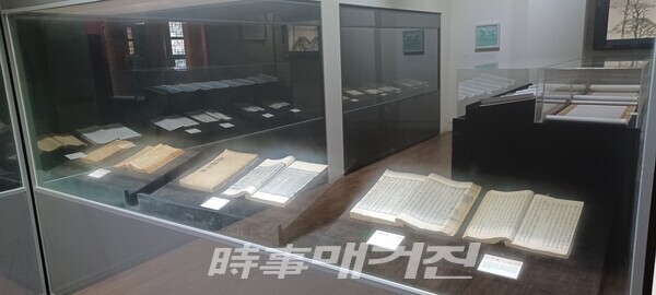 고서 자료들(사진_안나겸 기자)