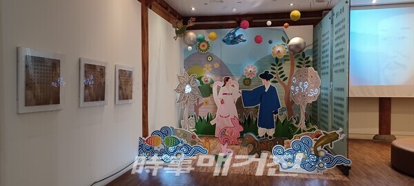 이생규장전 포토존에는 '금오신화'의 ‘만복사저포기(萬福寺樗蒲記)’, ‘이생규장전(李生窺墻傳)’, ‘취유부벽정기(醉遊浮碧亭記)’, ‘용궁부연록(龍宮赴宴錄)’, ‘남염부주지(南炎浮洲志)’ 등 5편의 소설 중 ‘이생’이라는 남자가 최씨녀를 만나 사랑하여 결혼하고, 홍건적의 난으로 부모와 아내인 최씨녀를 잃게 된다. 죽은 줄만 알았던 최씨녀가 환생하여 꿈 같은 신혼을 보낸 후 이승의 인연이 다해 최씨녀가 사라지자 이생 역시 매일같이 최씨녀를 그리워하다가 병을 얻어 죽게 된다는 사랑 이야기를 이미지로 구현해 놓았다.(사진_안나겸 기자)