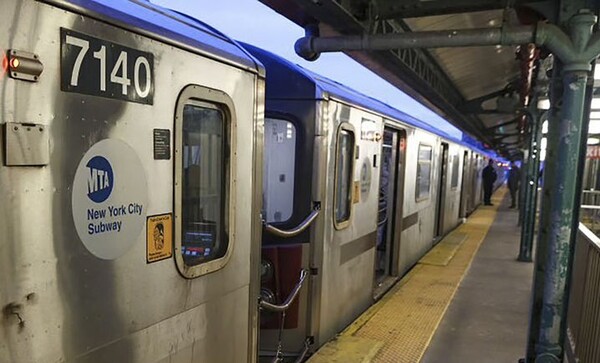 미국 뉴욕 지하철역에서 12일(현지시간) 총격 사건이 발생해 1명이 사망하고 5명이 부상했다고 뉴욕 경찰이 밝혔다고 현지 언론이 보도했다. (사진_뉴시스)