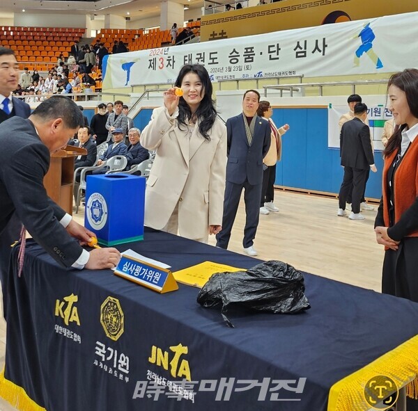 품새 추첨중인 수련생 학부형님(영광태권도 김서율 모) (사진_조두상 기자)